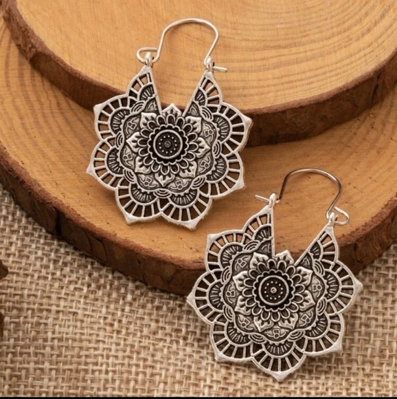 New* gorgeous mandala earrings - Picture 2 of 3